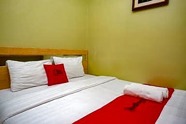 RedDoorz @ Shabrina Homestay Syariah Maguwo