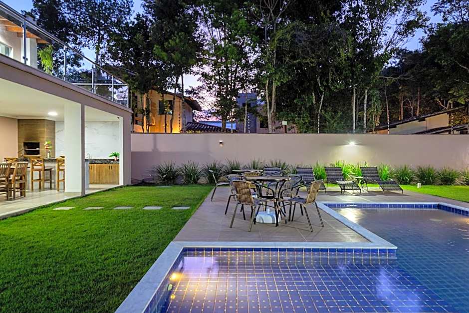 Muito espaço para criançada brincar! Casa com Piscina e Churrasqueira Privativa! Até 14Pax