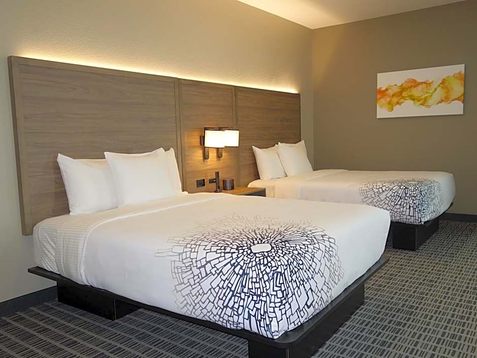 La Quinta Inn & Suites by Wyndham San Antonio Alamo City