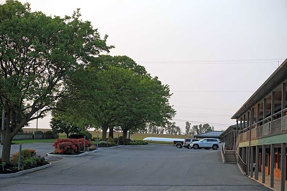 Harvest Drive Family Inn - Renovated Rooms
