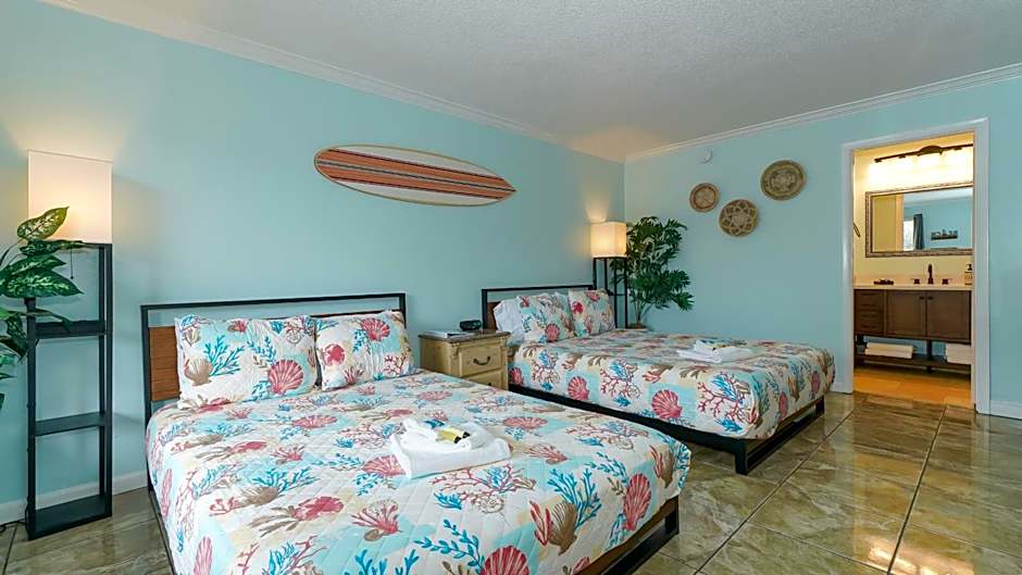 Heated Pool, Huge TV, Waterfront Tiki Bar & Grill, Close to Beaches
