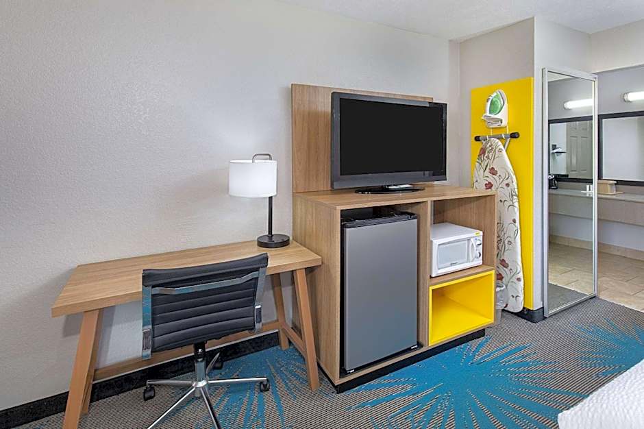 Days Inn by Wyndham Savannah