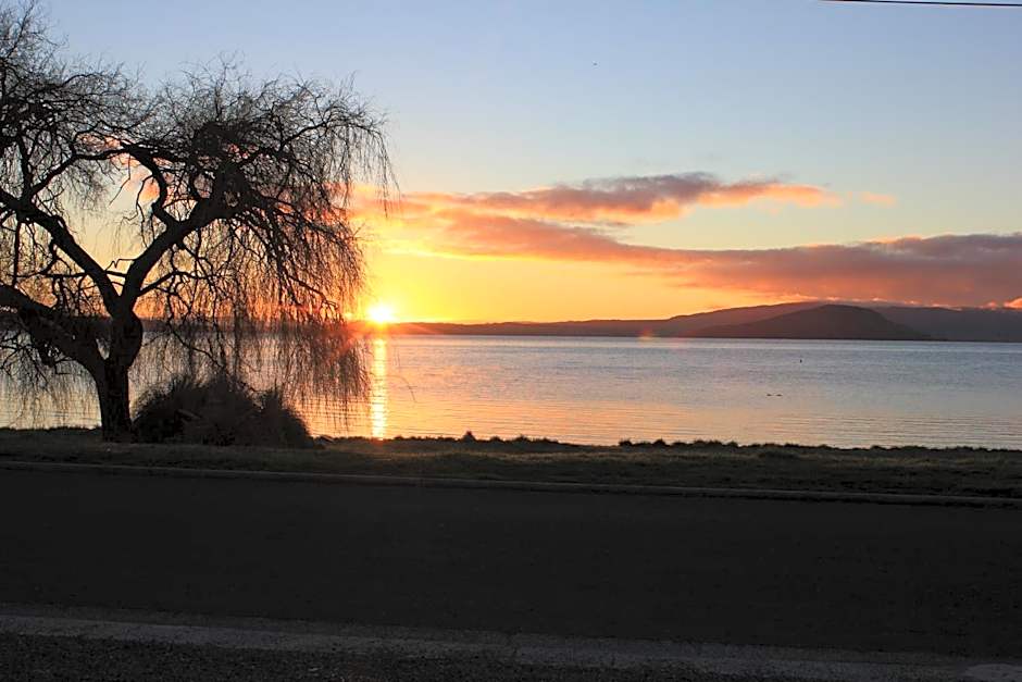 Jack & Di's Waiteti Lakefront Motel
