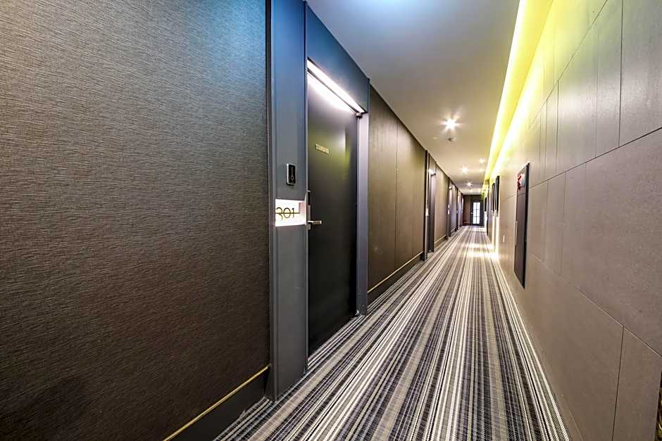 Brown-Dot Hotel Gupo