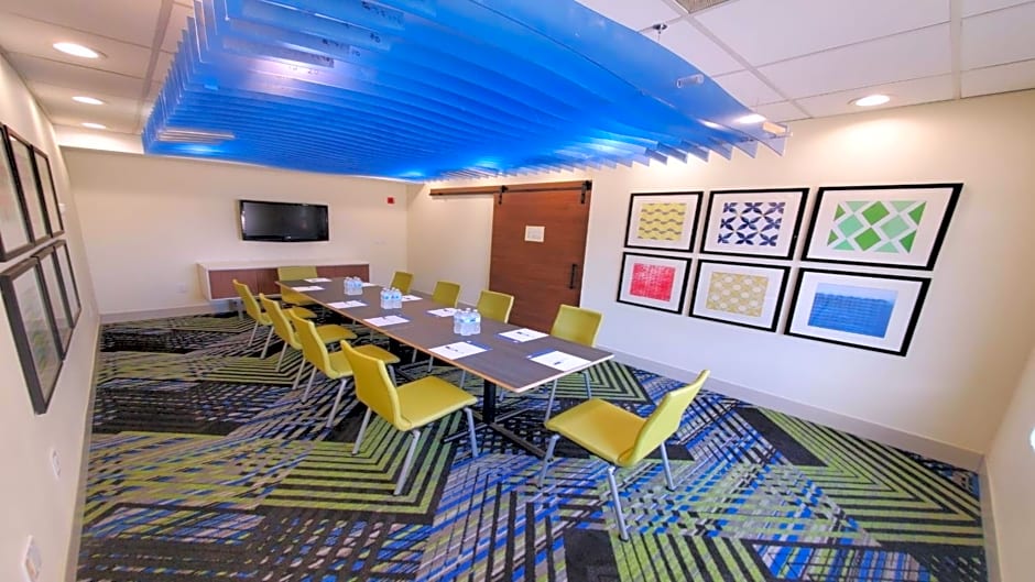 Holiday Inn Express & Suites Arlington North – Stadium Area by IHG
