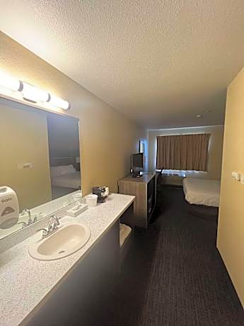 1 Queen Bed Non-Smoking Microwave And Refrigerator Wi-Fi Continental Breakfast