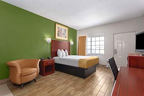 1 Queen Bed Mobility Accessible Room Non-Smoking