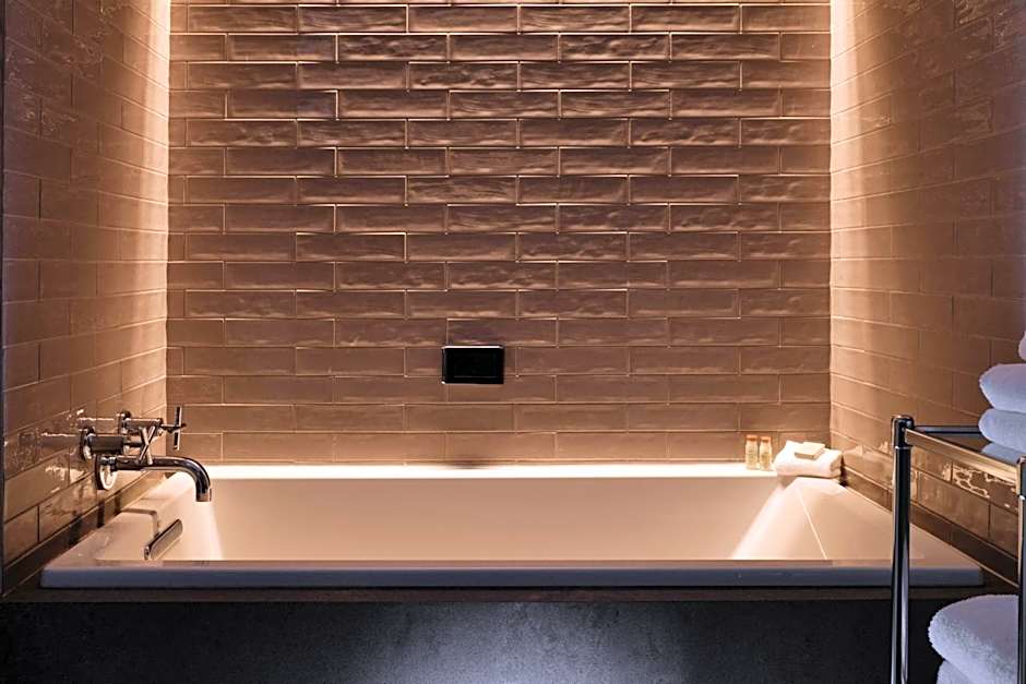 Renaissance by Marriott Minneapolis Bloomington Hotel