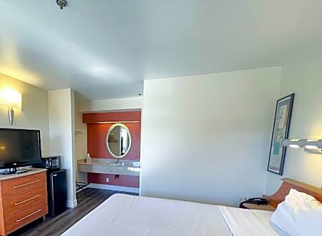 1 King Bed | Non-Smoking, Micfridge