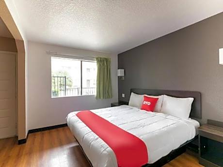 Premium 2 Queen Bed with Kitchenette