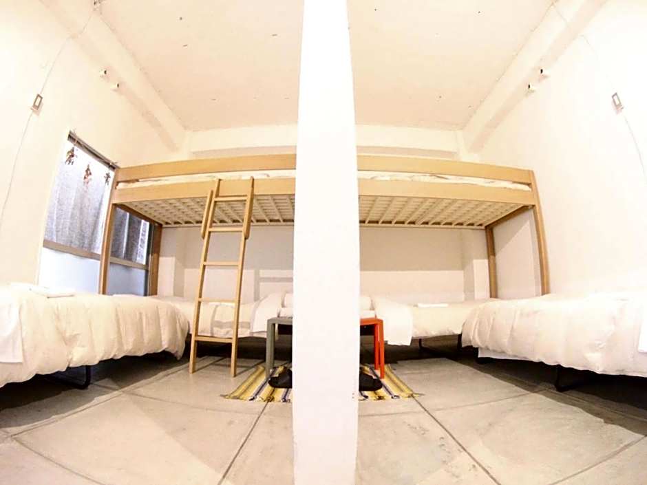 ROUTE - Cafe and Petit Hostel