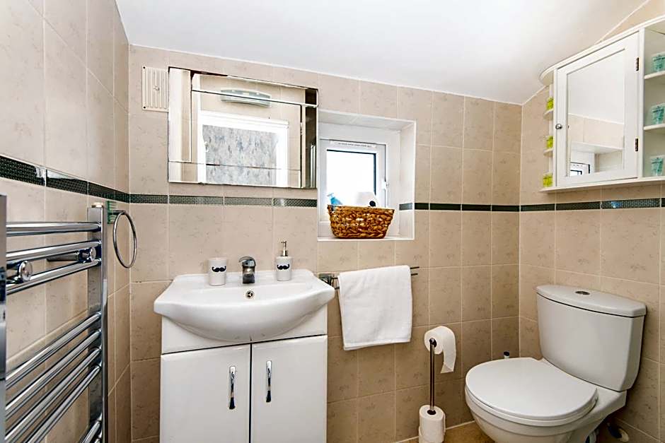 King Room with a shared Kitchen and bathroom in a 5-Bedroom House at Hanwell