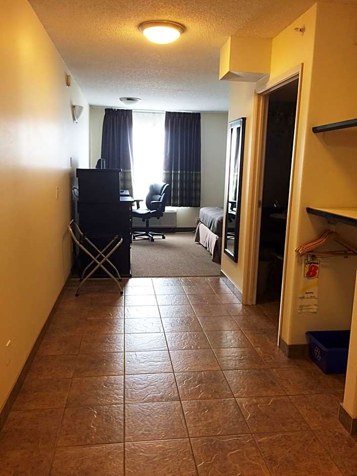 Photo 1 of 5 of 1 Queen Bed, Accessible, Nonsmoking