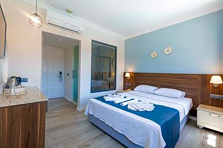 Double Room with Balcony - Ground Floor