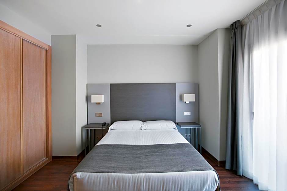 Photo 1 of 14 of Single Room
