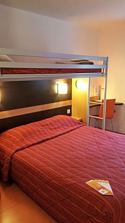Triple Room (1 Double Bed + 1 Single Bed)