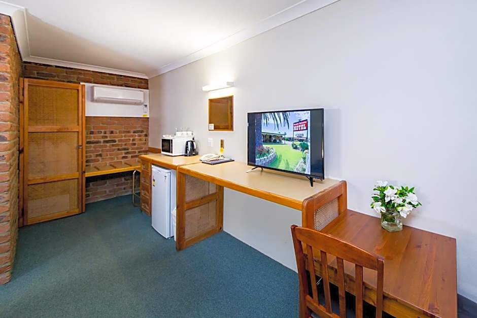 Wondai Colonial Motel & Ivory's Restaurant