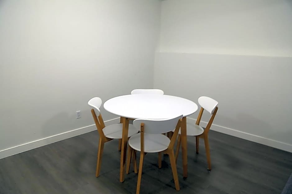 Cozy 3 beds Suite Near Calgary Airport Sleeps 6