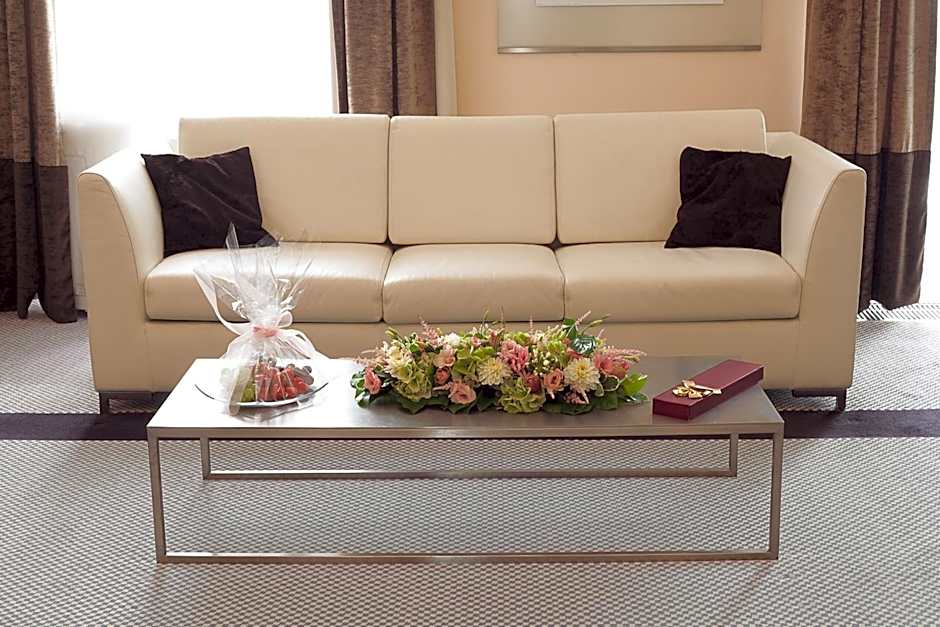 Old Town Square Residence by Emblem