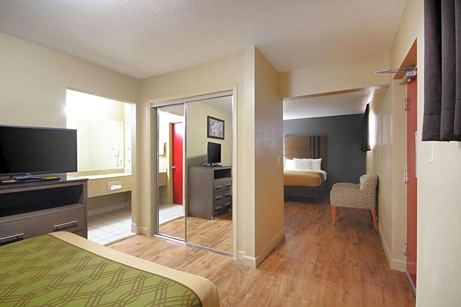 Econo Lodge Inn & Suites I-35 At Shawnee Mission