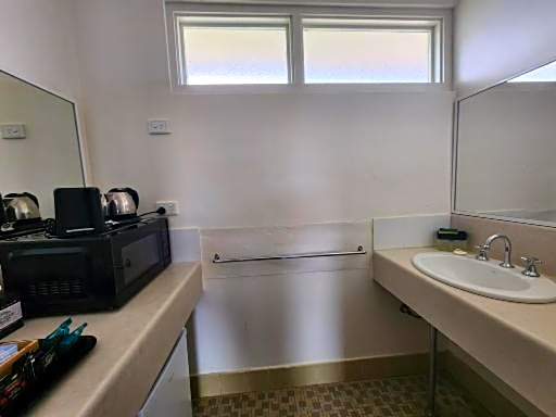 Country Gardens Motel