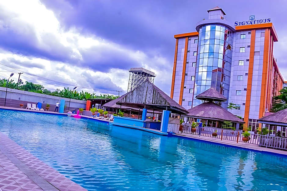 SIGNATIOUS HOTEL AND SUITE WARRI