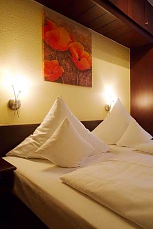 French Bed Room (1 Person)