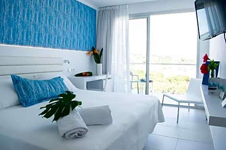 DOUBLE COMFORT WITH SIDE SEA VIEW