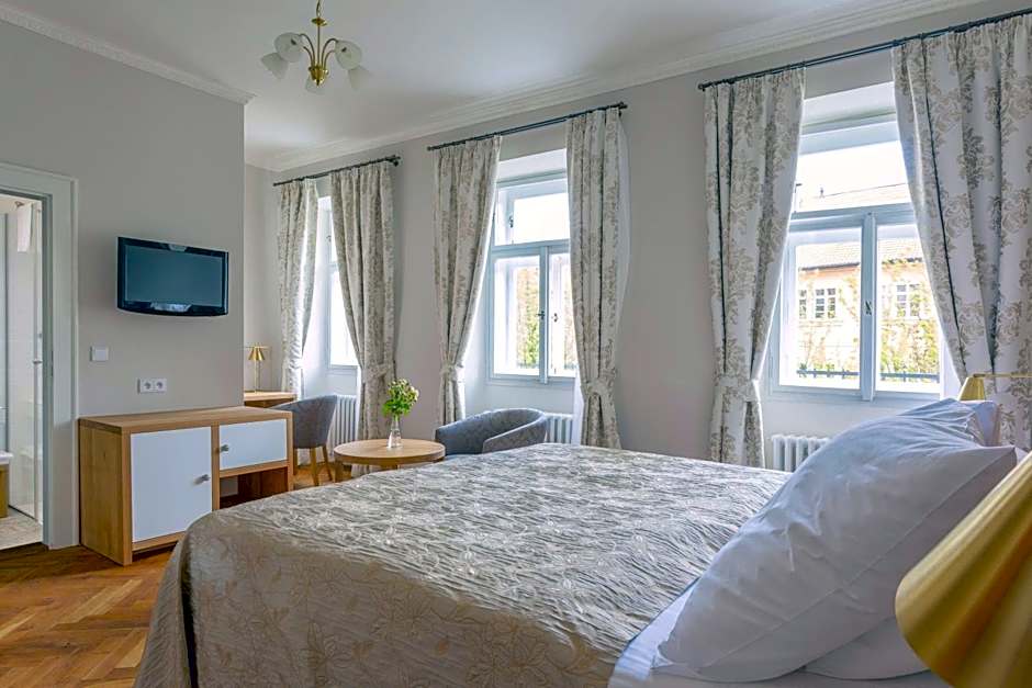 Hotel At the Golden Scissors