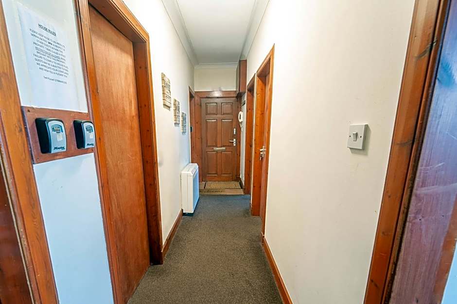 Prime location rooms in high street