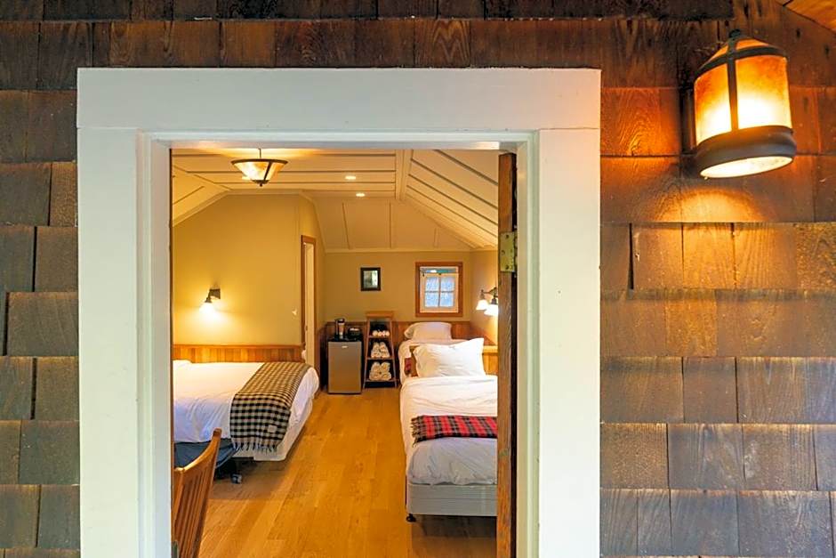 Johnston Canyon Lodge & Bungalows