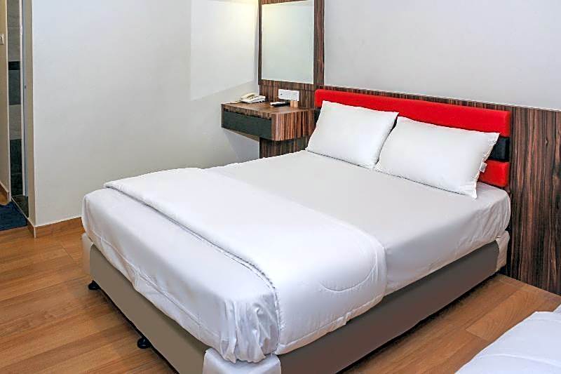 OYO 90027 Happy Hotel