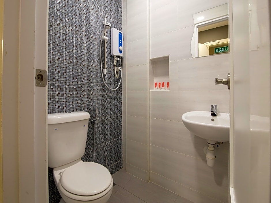 SUPER OYO 1145 Lea Guest House & Cafe