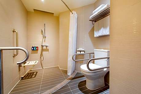Standard Queen Room - Accessible