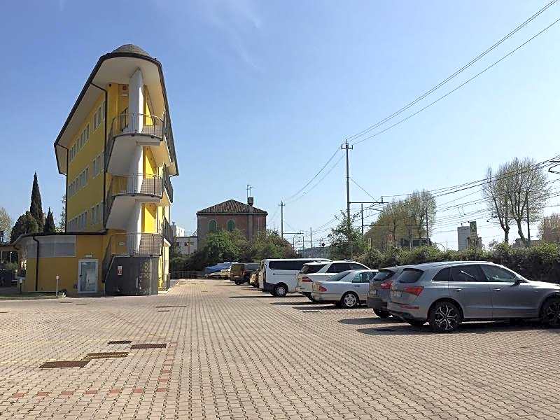 Hotel Alveri