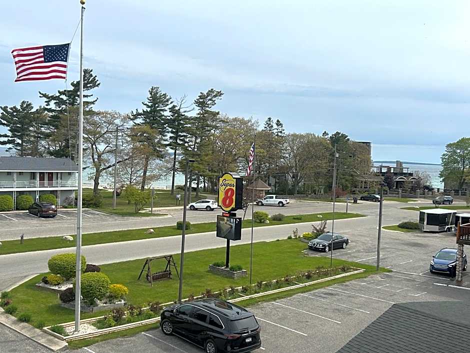 Super 8 by Wyndham Bridgeview of Mackinaw City