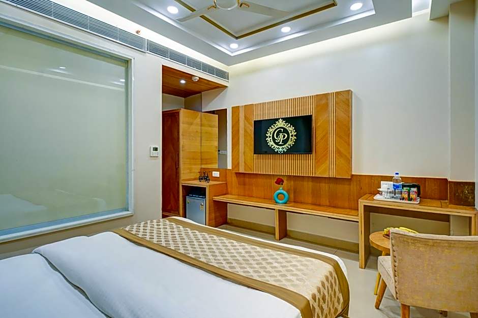 Hotel Gold Palace - 03 Mins Walk From New Delhi Railway Station