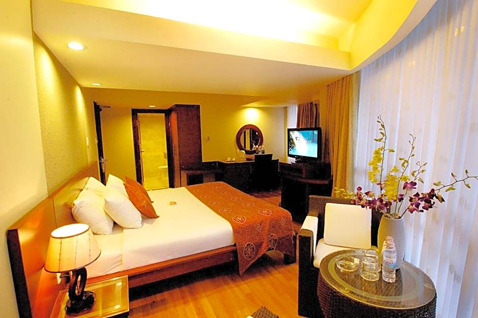 Photo 1 of 9 of Deluxe 1 Queen Bed
