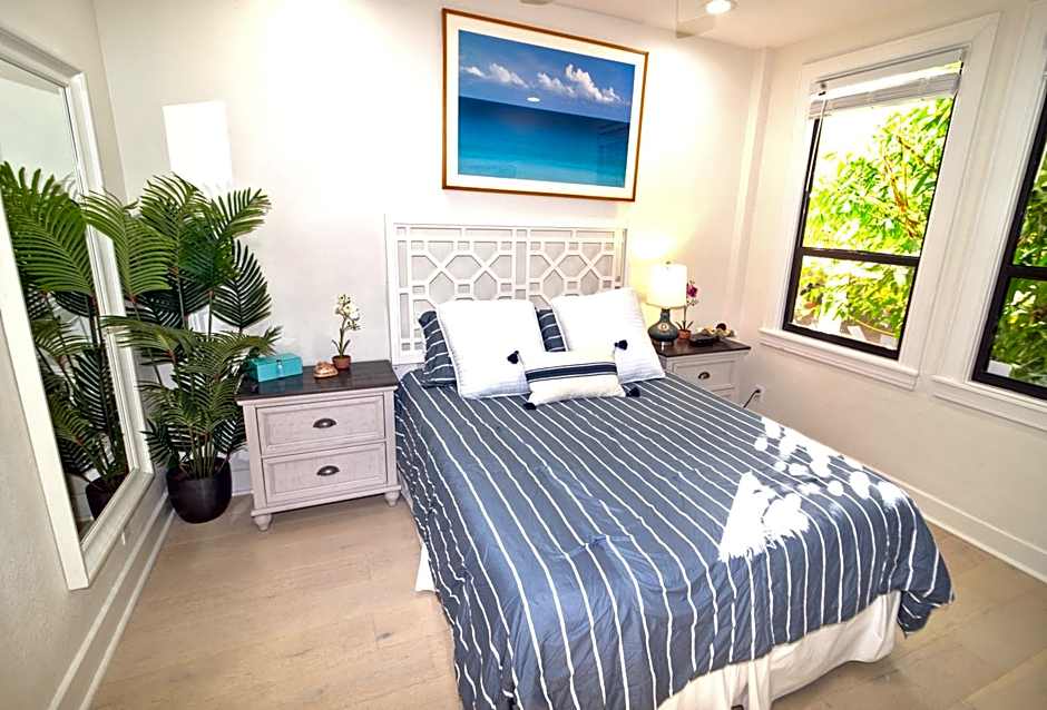 Tropical Beach Condo - Pool, Shops, 86" TV, WiFi