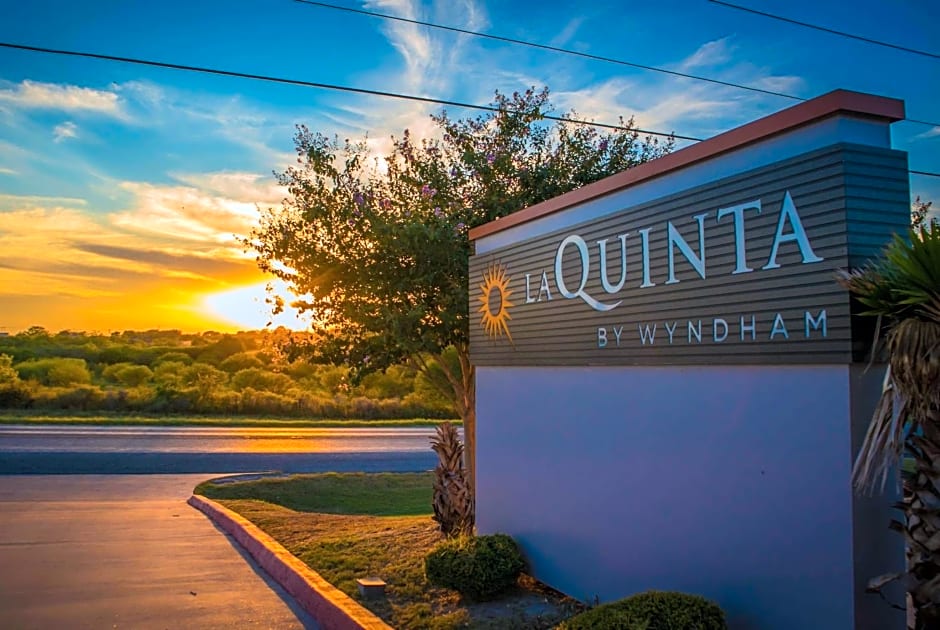 La Quinta Inn & Suites by Wyndham Karnes City