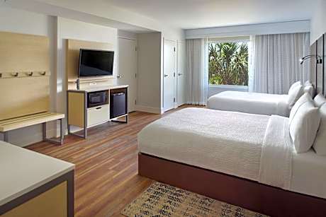 Queen Studio with Adapted Roll-in Shower - Mobility and Hearing Accessible