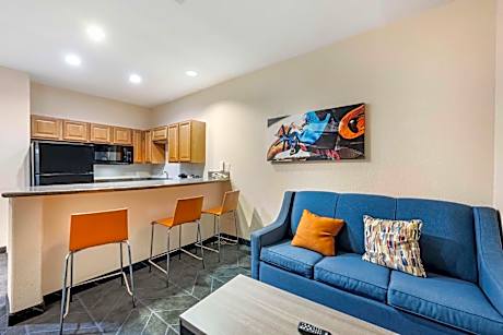 Family Room with One King Bed and Two Single Beds - Non-Smoking