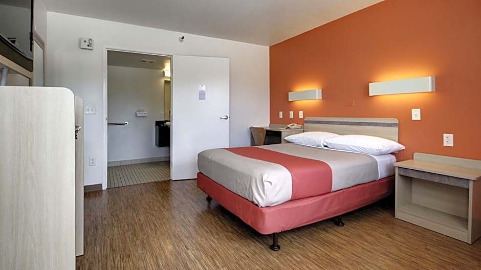 Super 8 by Wyndham Woods Cross - Salt Lake City North