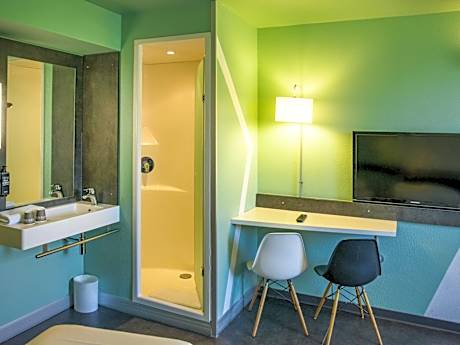 TRIPLE - Room with a large bed and a bunk bed