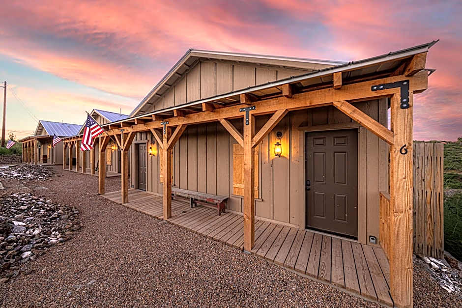 -Pet Friendly- Miners Cabin #5 -Two Double Beds - Private Balcony