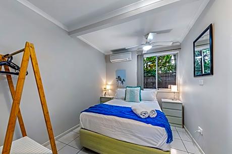 Apartment with Pool View