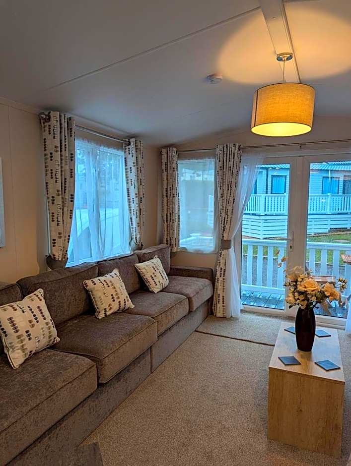 Modern and spacious holiday home at AWARD WINNING SHOREFIELD COUNTRY PARK ENTERTAINMENT PASSES INCLUDED DOG FRIENDLY!