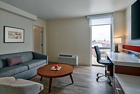 One-Bedroom King Suite with Sofa Bed and Adapted Tub - Mobility Accessible