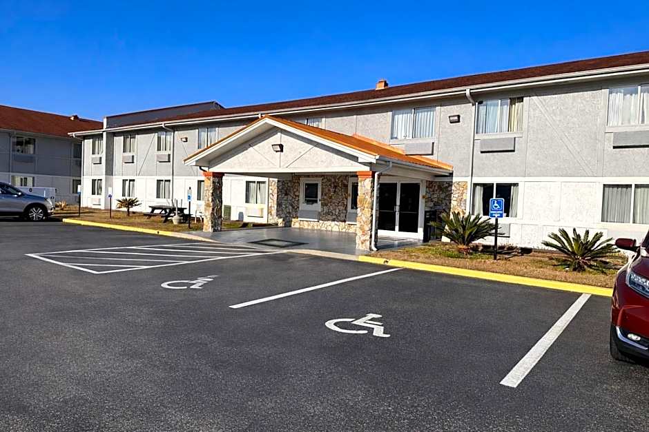Rodeway Inn & Suites Jacksonville near Camp Lejeune
