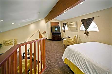 1 King and 1 Queen Bed 1-Bedroom Luxury Suite Non-Smoking
